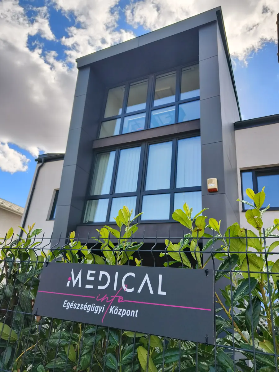 A MEDICAL-INFO Egészségügyi Központ irodaépülete, előtte a cégtábla – Budaörs, Kinizsi u. 30.
