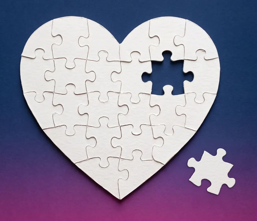 Fehér puzzle-szív egy hiányzó darabbal, mellette a hiányzó darab